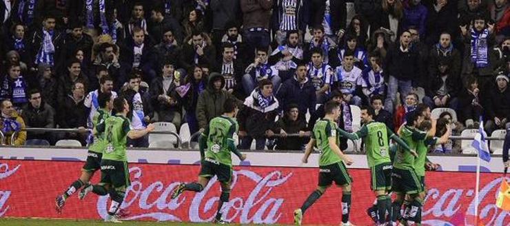 Os xogadores celestes celebran o 0-2 de Larrivey. / lfp.es O Celta celebra o gol diante dios afeccionados do Dépor. / lfp.es O Celta celebra o gol diante dos afeccionados deportivistas. / lfp.es