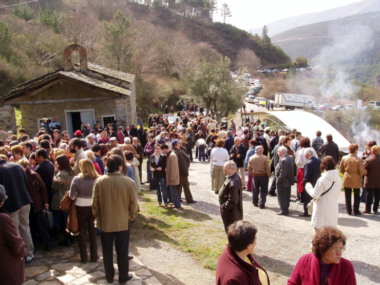 Visitantes na contorna da Capela da San Xoán das Farrapas