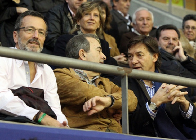 Dende a  esquerda, o candidato do PP en Santiago, Agustín Hernández, López, presidente do Monbús Obradoiro e Lete Lasa, novo SX para o Deporte, nunha imaxe da web da Xunta