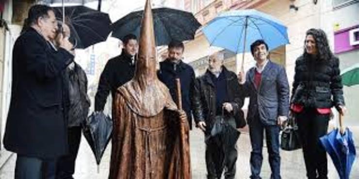 Inauguración da escultura adicada á Semana Santa en Ferrol que custou 20.000 euros 
