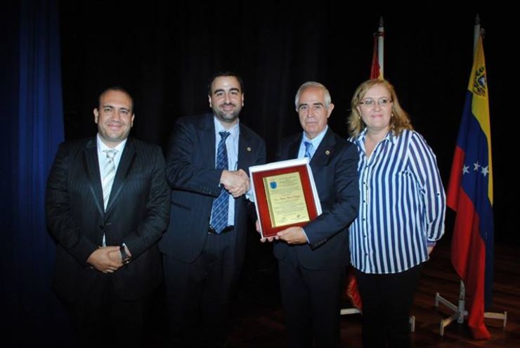 Hermandad Gallega de Venezuela entrega una placa a Aurelio Miras Portugal, director general de Migraciones del Ministerio de Empleo y Seguridad Social do Goberno Español