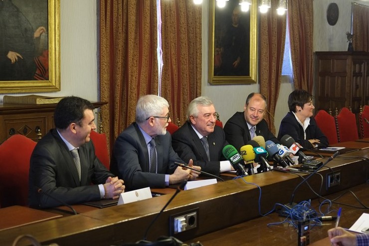 Dende a esquerda, o conselleiro de Educación e os tres reitores das universidades galegas presentan o pacto sobre Medicina