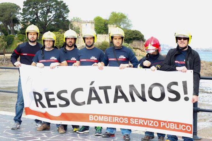 Bombeiros da Coruña cunha faixa reivindicativa 