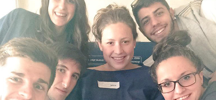 Bea Gómez Cortés, animada coa visita dos seus amigos no hospital. 