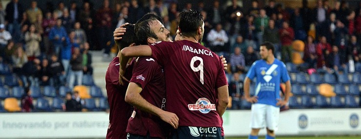Os granates celebran un gol ante o Manzanares. / Diego Torrado / pontevedraviva.com