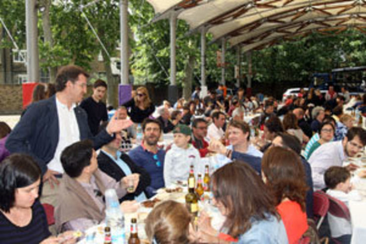 Feijóo saudando a emigrantes galegos durante a comida no centro sen que haxa máis fotos nas que se vexa o presidente galego falar 