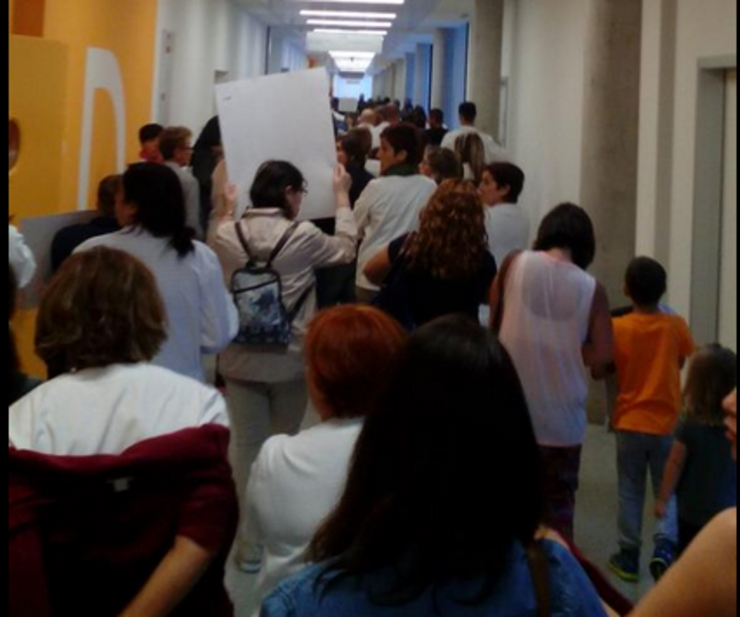 Protesta dos traballadores durante a visita de Rocío Mosquera a novo hospital do Sergas en Vigo 