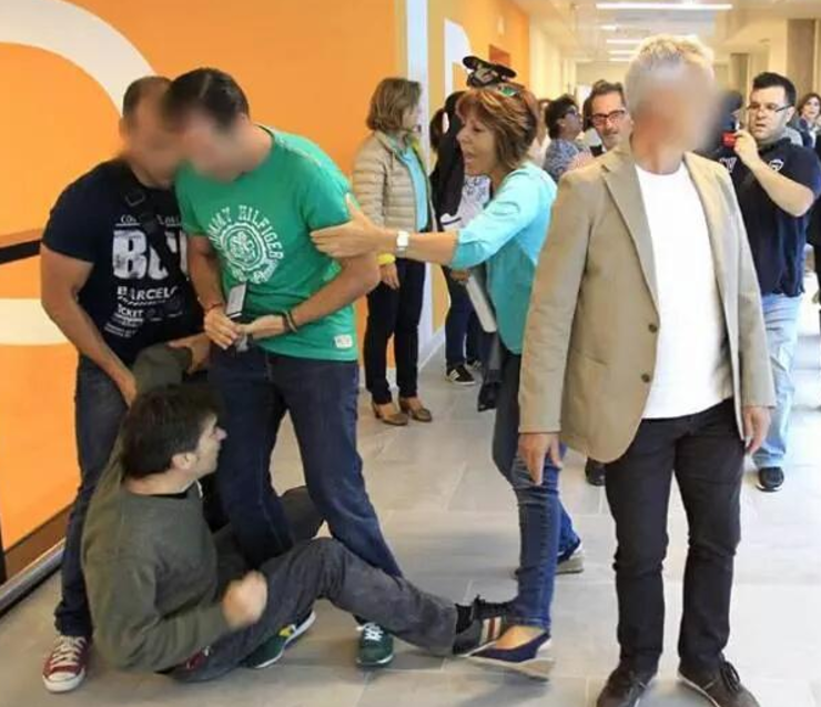 Un manifestante no chan durante a protesta na visita da conselleira de Sanidade ao Hospital Álvaro Cunqueiro de Vigo 