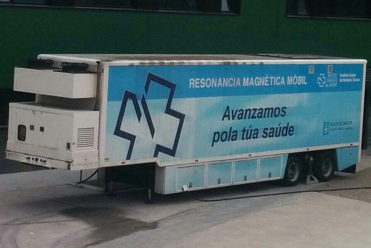 Equipo móbil de resonancia magnética do SERGAS aparcado ao carón do novo hospital de Vigo 