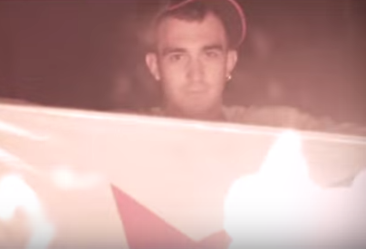 Arce, coa bandeira estreleira do nacionalismo galego, nun dos seus vídeos, Amnesia