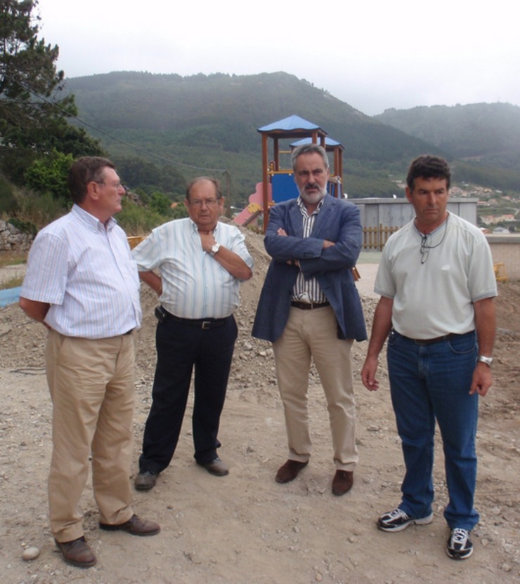 O delegado territorial da Xunta en Pontevedra, José Manuel Cores Tourís, visitou o 13 de agosto de 2012 o concello de Oia, na compaña do alcalde da localidade, Alejandro Rodríguez, e o tenente alcalde, Eugenio Portela, para comprobar o remate dos traballos comprometidos para a conexión do depósito municipal de abastecemento. As obras foron adxudicadas a Eiriña, empresa presunto centro da Operación Patos / xunta.es