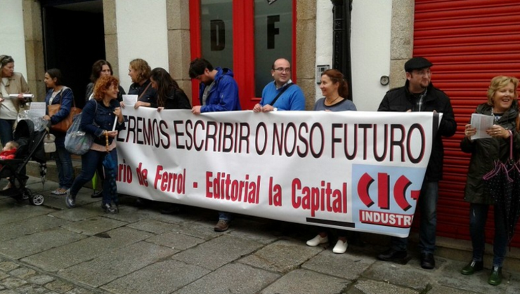 Traballadores e traballadoras do Diario de Ferrol concéntranse diante do SMAC 