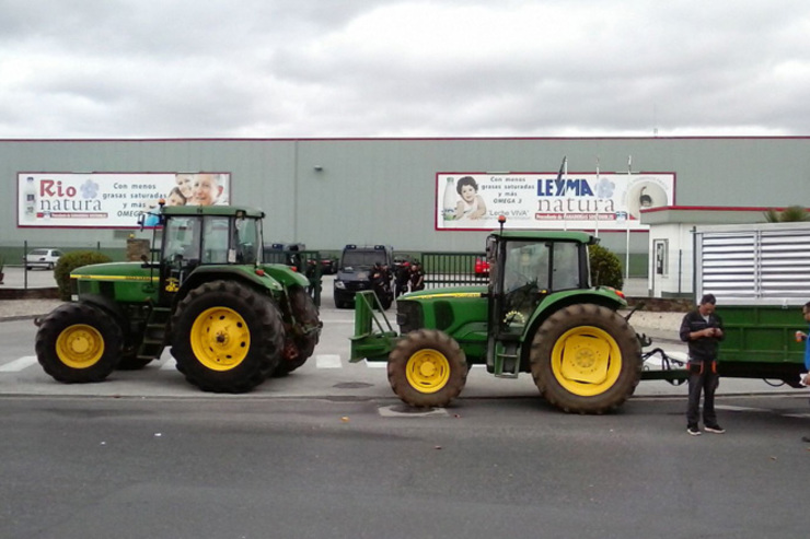 Tractores bloqueando a factoría de Leite Río en Lugo na anterior tractorada 
