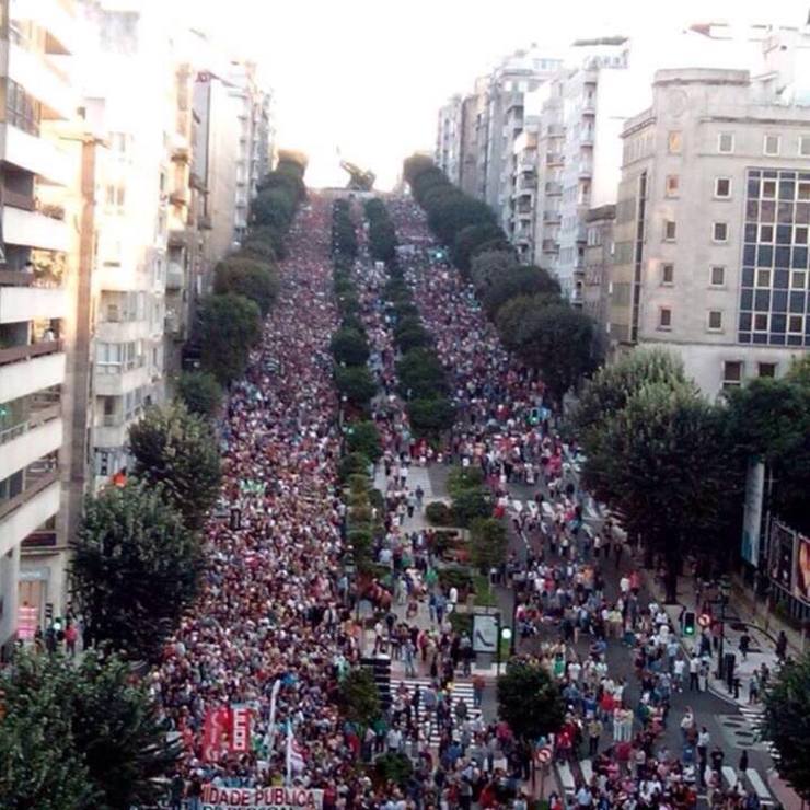 Milleiros de persoas protestan en Vigo por unha sanidade pública nunha das manifestacións máis masivas que se lembran na cidade 
