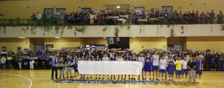 Plantel, corpo técnico e peñas coa pancarta 'Ourense é ACB' Plantel e afección do COB, coa pancarta de Ourense é ACB. 