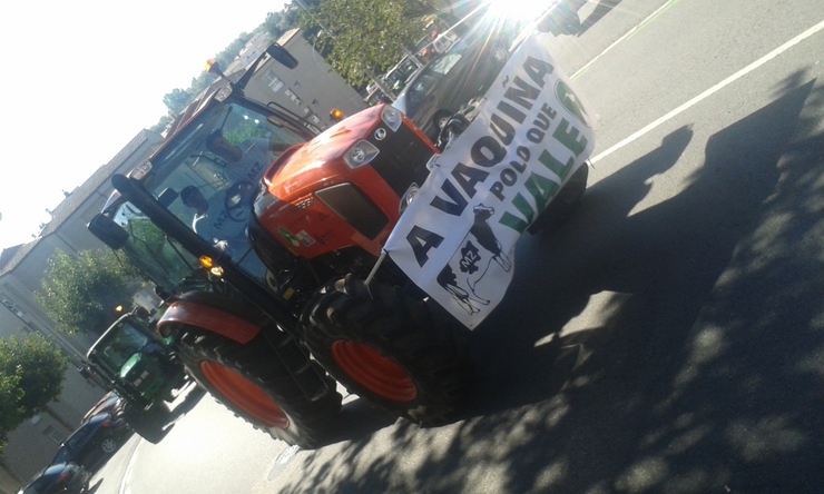 Tractores de Mazaricos na protesta do leite en Santiago 