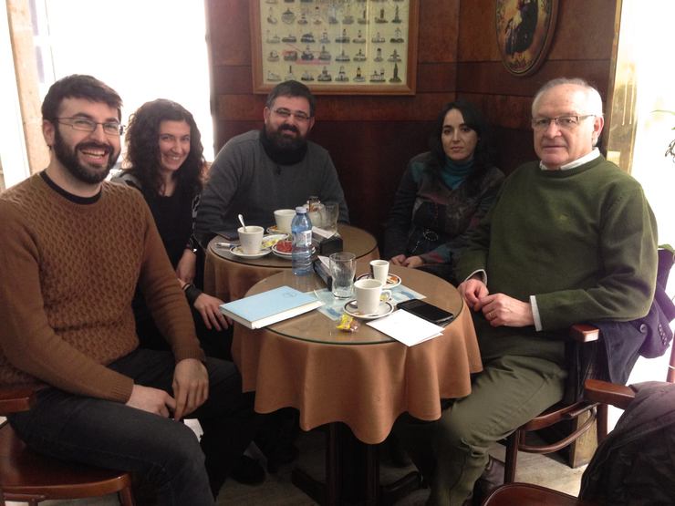 Antón Vidal, presidente da Editorial Galaxia, canda os promotores de Catro Ventos Isidro Dozo Valladares, Marietta Fiz, Miguel Braña e Alicia Malga