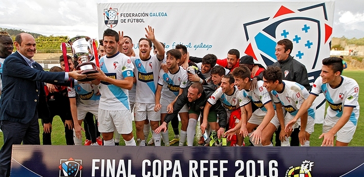 O Arosa recibe a copa de campión de mans de Rafael Louzán. 