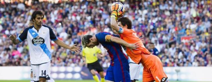 Lux colle o balón ante a presenza de Messi. 