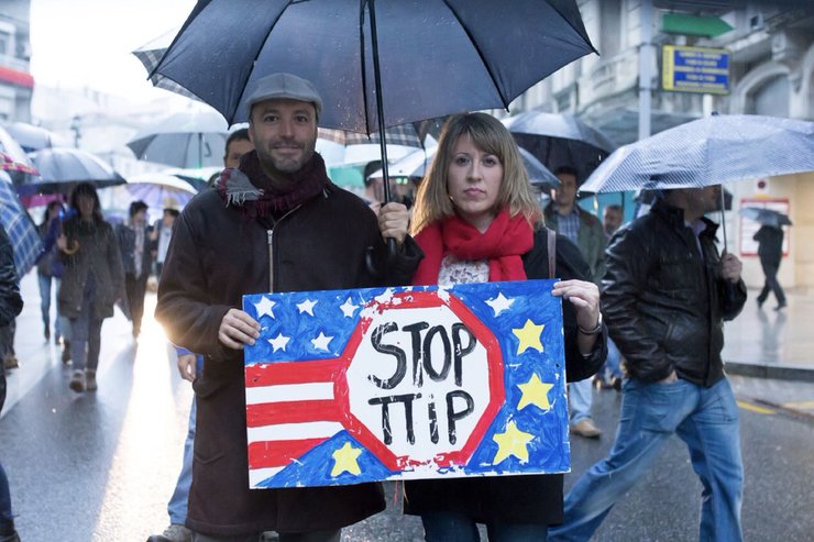 Luís Villares e Carmen Santos na marcha contra o TTIP en Vigo 