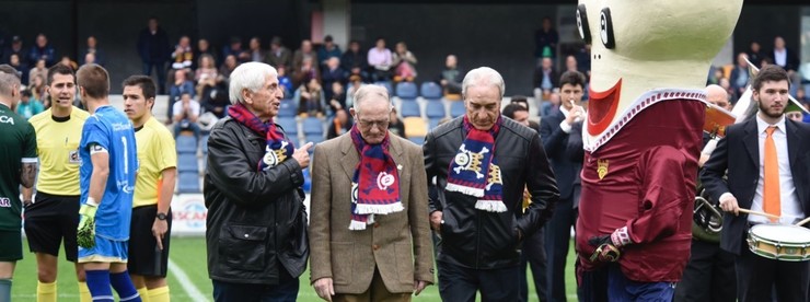 Tres integrantes do mítico Hai que roelo fixeron o saque de honra. 