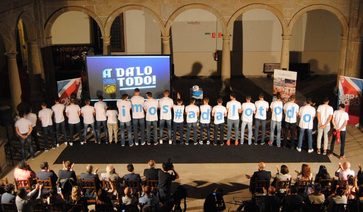 #adalotodo', o lema deste ano do Obra, nas camisolas dos xogadores na presentación. 