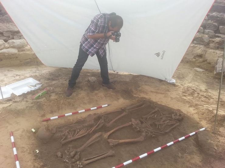 Rafael Rodríguez, arqueólogo da Deputación de Pontevedra, fotografando os restos atopados na Lanzada