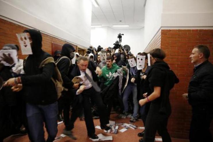 Un grupo de estudantes protesta contra Felipe González na Universidade Autónoma de Madrid