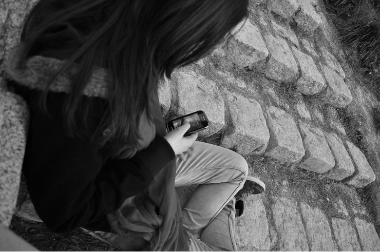 Unha adolescente cun teléfono móbil / USC.