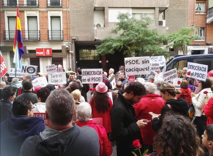 Concentración de militantes do PSOE ante Ferraz para protestar polo 'golpe' dado no partido 