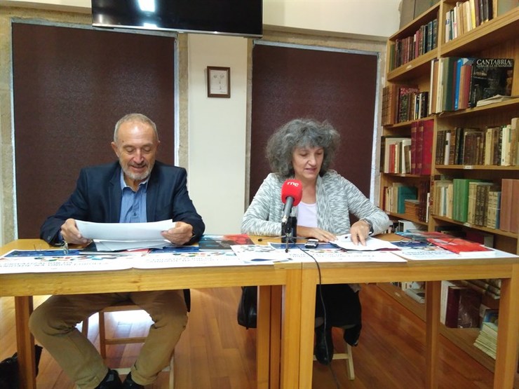 O voceiro de SOS Sanidade Pública, Manuel Martín, e a eurodeputada de AGE Lidia Senra 