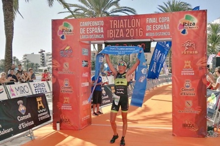 Gustavo Rodríguez, vencendor no campionato de España de tríatlon LD en Ibiza.