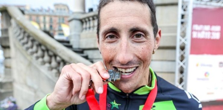 Tavotui, ledo tras acadar o triunfo no Half Triathlon de Pamplona-Iruña.