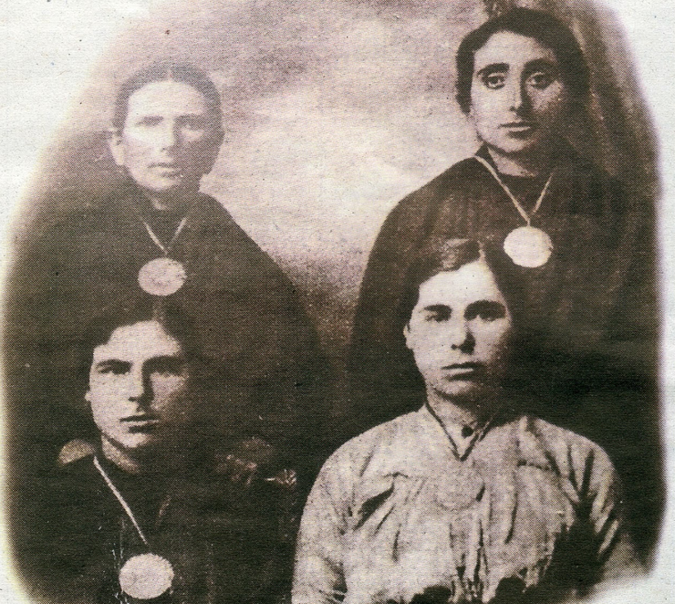 As heroínas de Sálvora: Cipriana Crujeiras, Josefa Parada, Cipriana Oujo Maneiro e María Fernández Oujo.