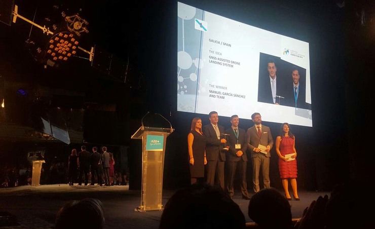 Os enxeñeiros Manuel García e Daniel Gómez, da Universidade de Vigo, recollen en Madrid o premio da fase rexional galega do Concurso Europeo de Navegación por Satélite, ESNC 2016 