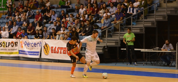 Alemao conduce o balón en Sar ante a marcaxe de Hamza. 