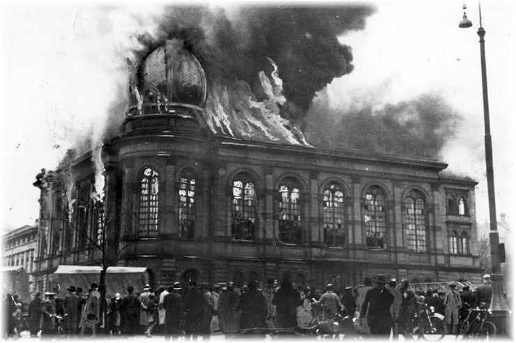 Sinagoga queimada en Alemaña na noite dos cristais rotos 