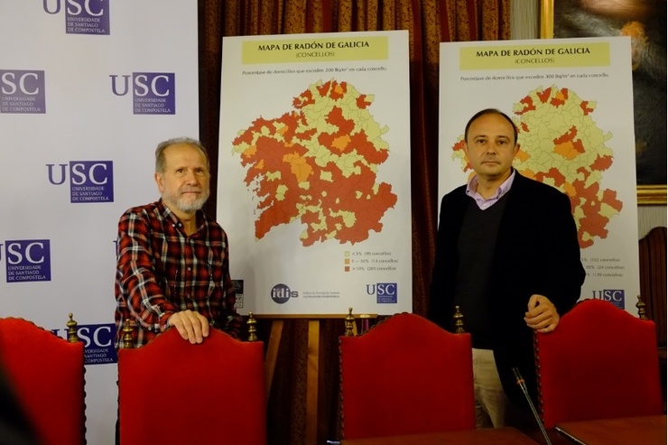 Os profesores Barros Dios (esquerda) e Ruano, diante do mapa de radón galego por concellos / SERVIMAV-USC.