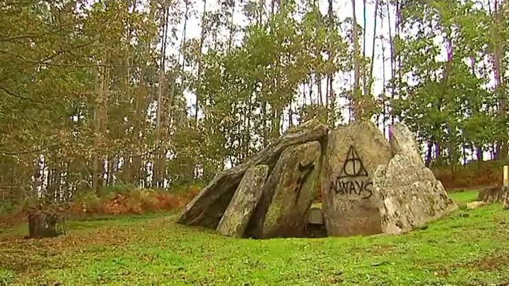 Pintada con símbolos de Harry Potter nun dolmen de Vigo / Atlas