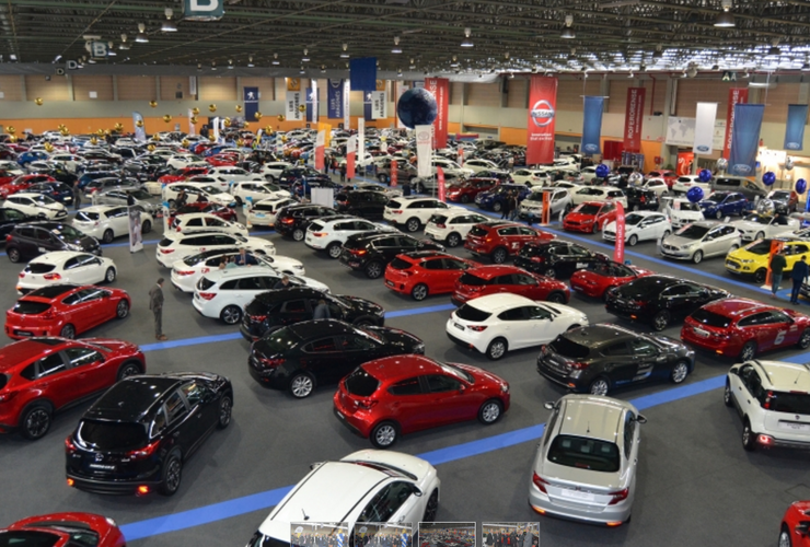 Coches en Expourense durante o 8º Salón do Automóbil Novo