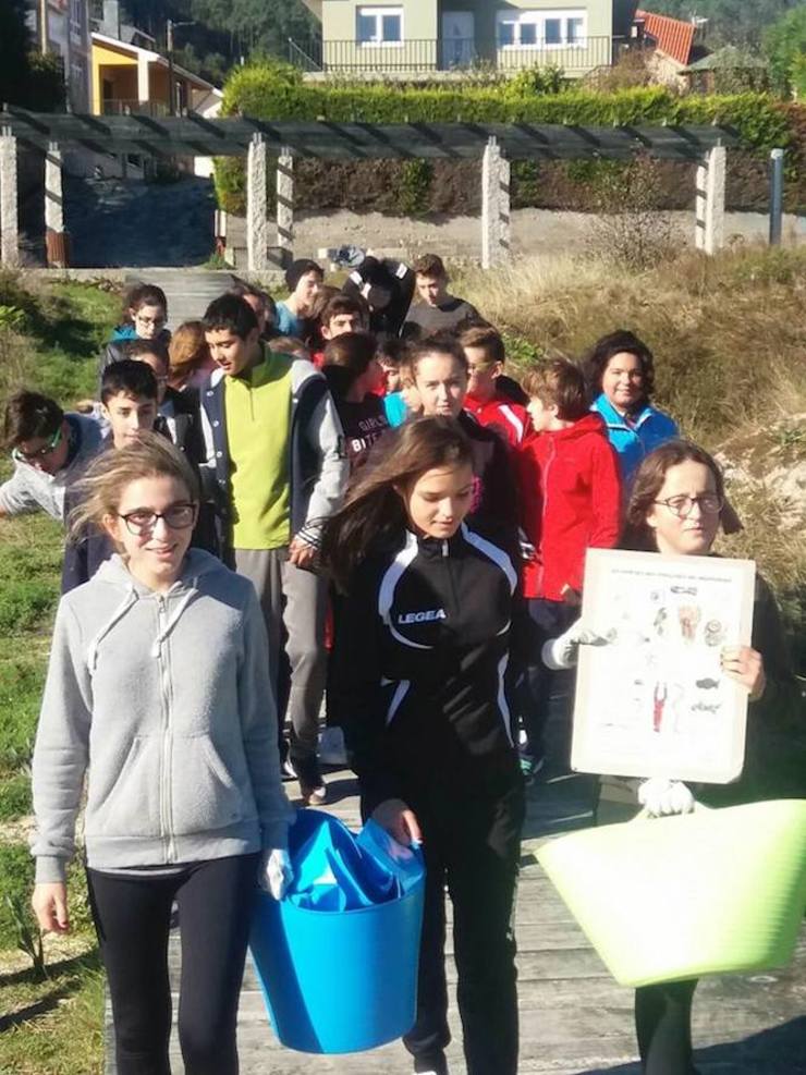 Mozos do IES Fin do Camiño limpando o areal de Sardiñeiro 