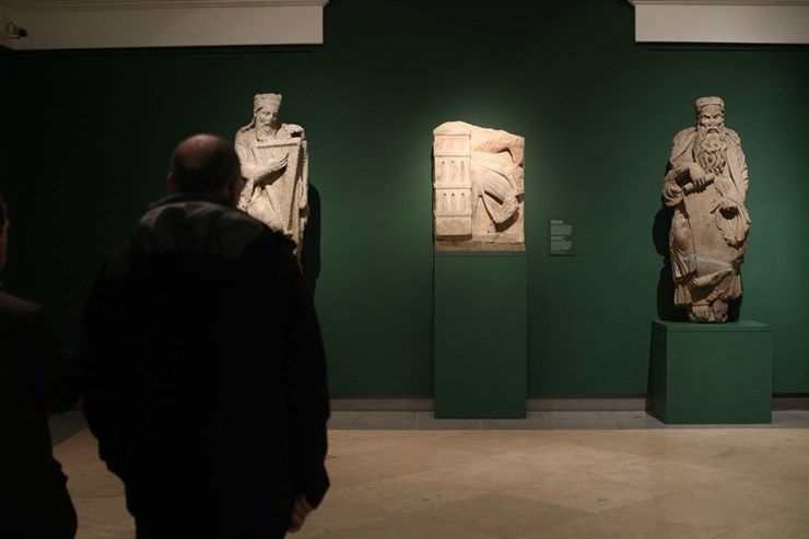 Exposición das obras do Pórtico da Gloria do Mestre Mateo, no Museo do Prado 