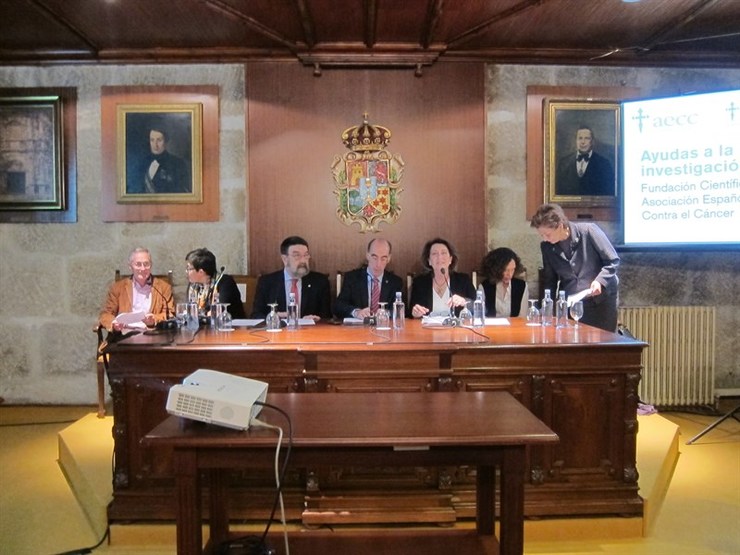 A Asociación Española Contra el Cáncer (AECC) presentou  as súas liñas de axuda á investigación, entre as que se inclúen un proxecto do profesor Ángel Carracedo sobre o cancro de cabeza e pescozo 