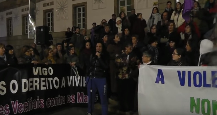 Unha muller colle o micro nunha protesta contra a Violencia de Xénero en Vigo