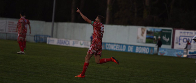 Raúl Ruiz, do Guijuelo, manda calar á afección do Boiro tras marcar o empate. 