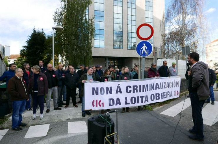 Concentración de sindicalistas da CIG en apoio dun compañeiro ao que lle piden tres anos de cadea pola folga do metal de 2009 