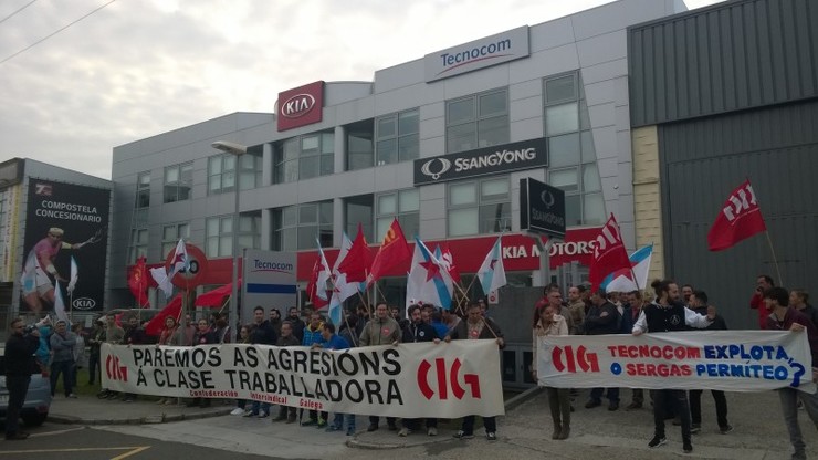 Mobilización ante a sede de Tecnocom no polígono do Tambre en Santiago 