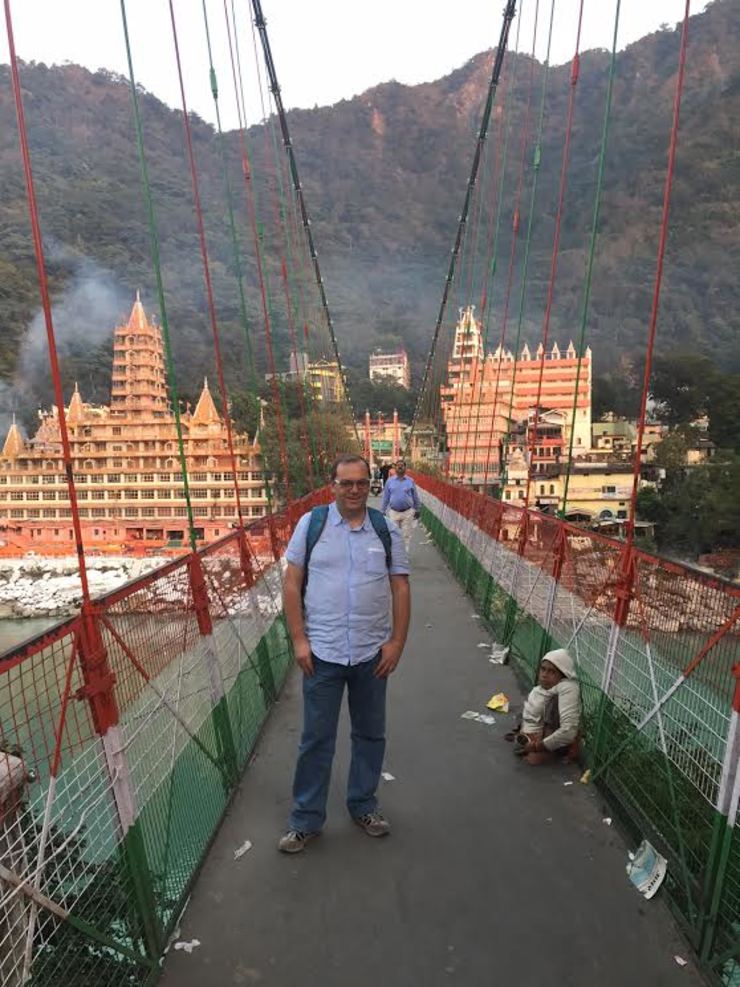 Ponte sobre o Ganxes no centro de Rishikesh 