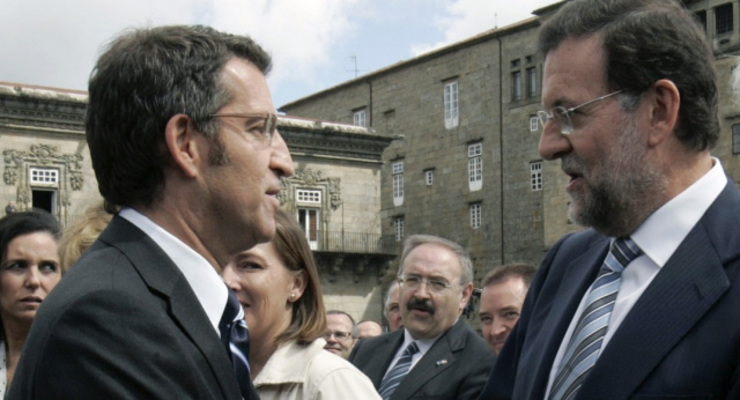 Rajoy saúda a Feijóo na súa última toma de posesión no Obradoiro en 2012 