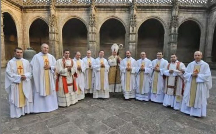 Ordenación de sacerdotes por parte de Julian Barrio, arcebispo de Santiago / infovaticana.com